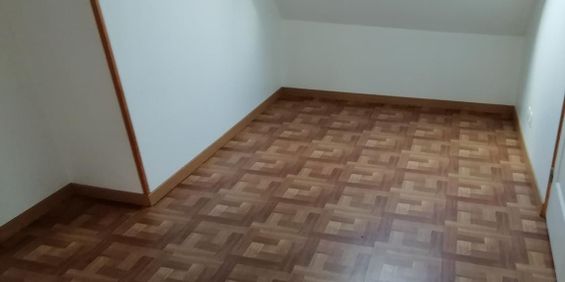 Appartement au 2ème étage sous combles, en plein centre du bourg. - Photo 3