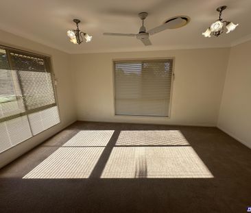 Lovely Established Home - Photo 4