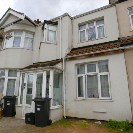 Guide Price £1,000 pcm - Available Now - Part Furnished - Photo 4