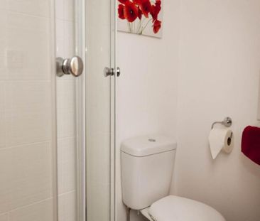 1 bedroom in a flat share to rent - Photo 4