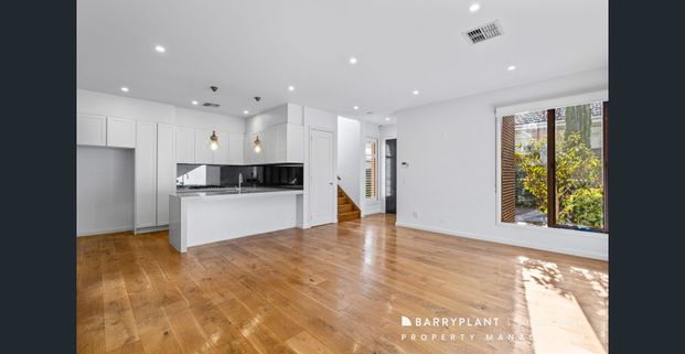 Three bedroom open-plan living at its finest! - Photo 1