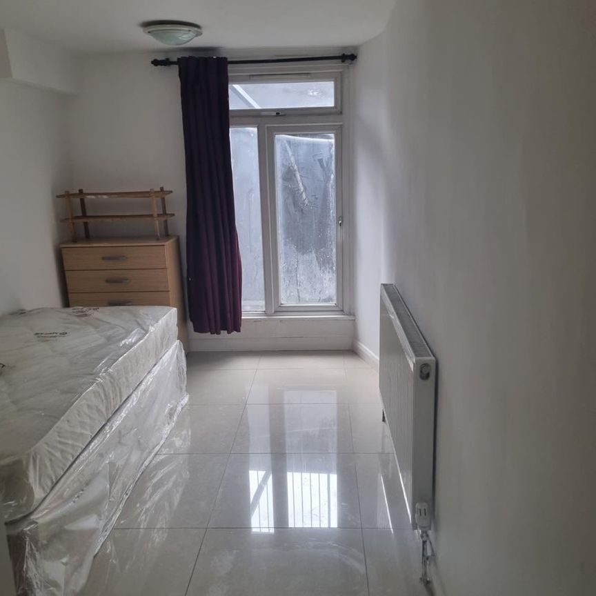 Studio Flat, West India Dock Road, E14 - Photo 1