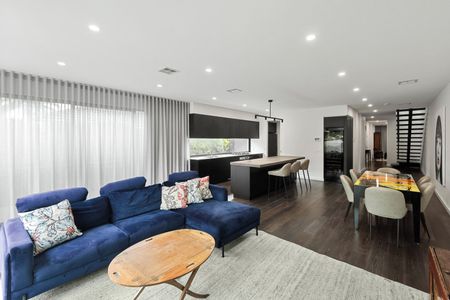 STUNNIG EXECUTIVE TOWNHOUSE IN A PREMIER LOCATION - Photo 2