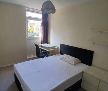 Room in a Shared Flat, Crewkerne Court, SW11 - Photo 3