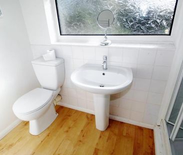 4 bedroom end of terrace house to rent - Photo 6