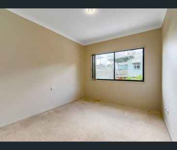 Charming 3 Bedroom Townhouse in the Heart of West End! - Photo 6