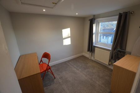 2 bedroom end of terrace house to rent - Photo 2