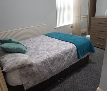 🏥 10 Min Walk to Salford Royal | 5-Bed Houseshare - Photo 5