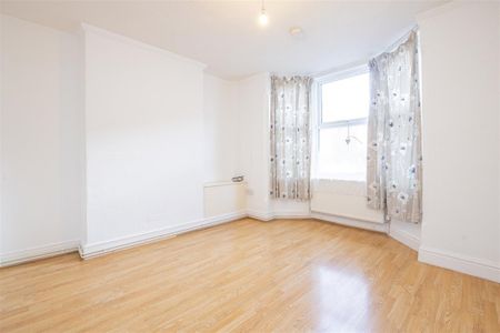 1 bed Flat To Let - Photo 2