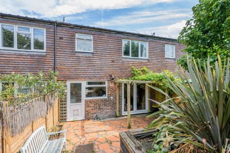 Cumberland Close, Epsom - Photo 2