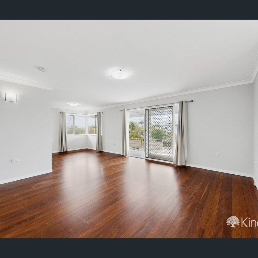 Large air conditioned home in sought after location - Photo 1