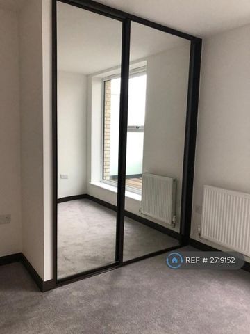 2 bedroom penthouse to rent - Photo 3