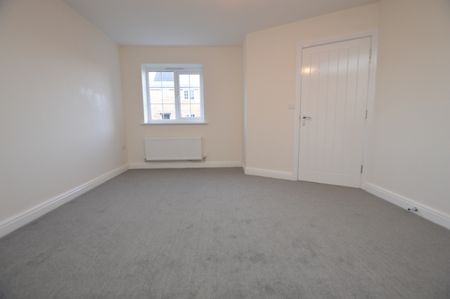 4 Bedroom Semi-Detached House - Photo 4