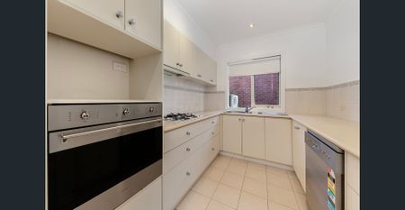 Oversized 3 bedroom home - gardening maintenance included - Photo 5