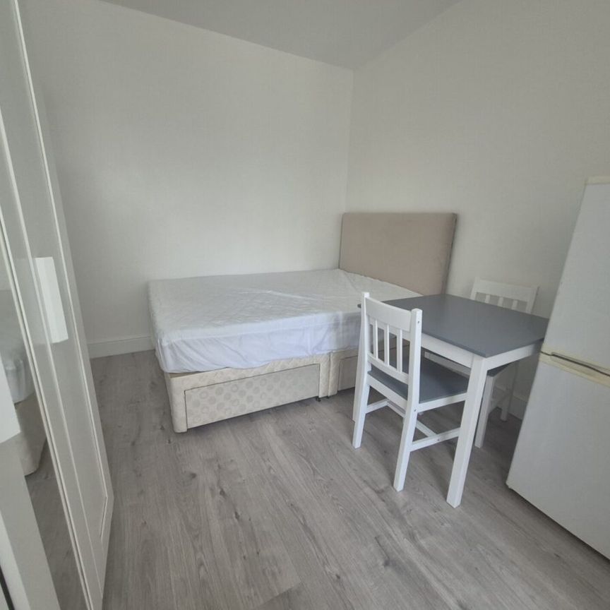 Gainsborough Gardens, HA8, Edgware - Photo 1