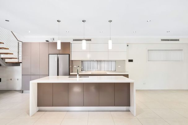 Spacious 5-Bedroom Family Home with Modern Comforts - Photo 1