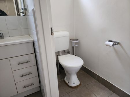 St Kilda East - Photo 4