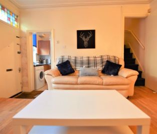 3 bedroom House in Harold View, Leeds - Photo 2