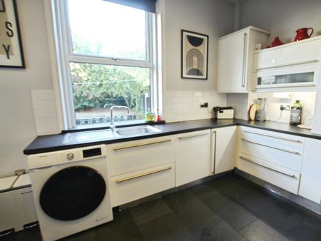 Terraced House to rent on - Photo 5