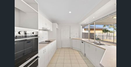 Four Bedroom Family Home with a Swimming Pool - Photo 2