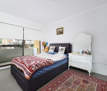 Spacious Two Bedroom Apartment in the Heart of Mortdale - Photo 3