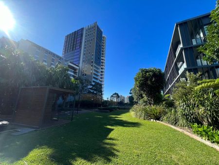 Spacious Three Bedroom Apartment in East Village - Photo 3