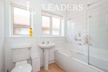 2 bedroom bungalow to rent Sandcross Lane, Reigate, RH2 - Photo 4