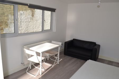 Studio Flat, Albert Road, IG1 - Photo 2