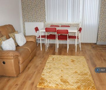 1 bedroom in a house share to rent - Photo 2