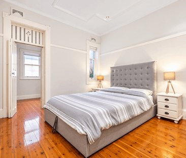 Renovated apartment with courtyards and parking - Photo 2