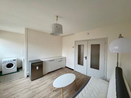 APPARTEMENT T1 [PRET DE MEUBLES] A LOUER A ROANNE - CENTRE VILLE - Photo 4