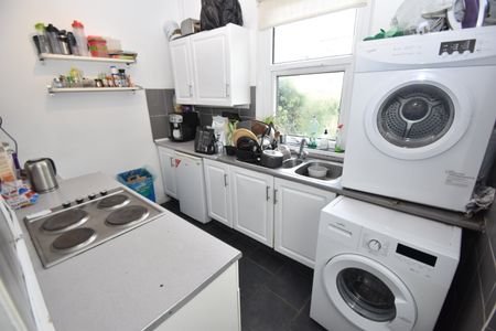 1 bed house / flat share to rent in Rawden Place, City Centre, CF11 - Photo 3