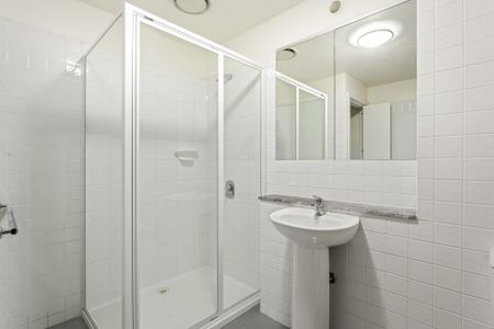 Unfurnished 1 bedroom delight in central location with study! - Photo 4