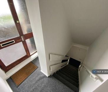 3 bedroom flat to rent - Photo 2