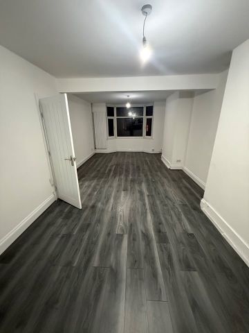 3 Bed Semi-Detached House, Marner Crescent, CV6 - Photo 3