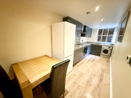 Two bedroom furnished ground floor apartment near the City Centre - Photo 3