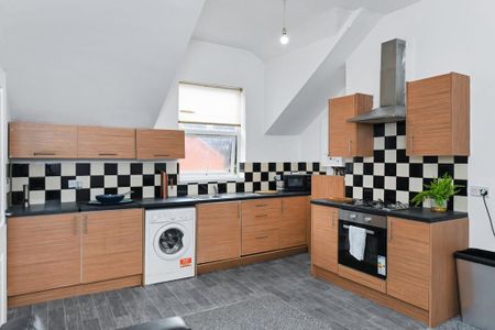 4 bedroom flat to rent - Photo 2