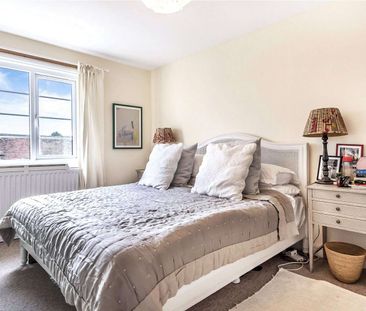 Beautifully presented four bedroom family home. - Photo 3