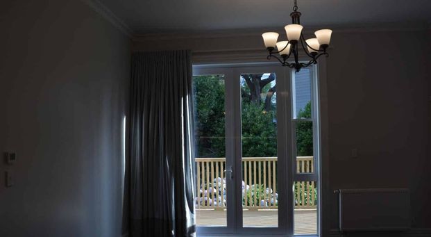 Chic 2BR Thorndon Apt w/Balcony & Central Heating - Photo 1