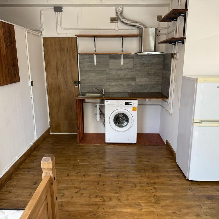 Studio to rent - Photo 1