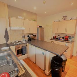 10 bedroom House in Beamsley Mnt/Ter, Leeds - Photo 1