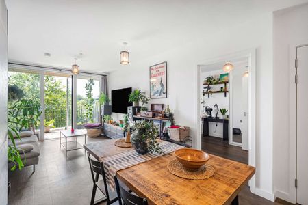 Immaculately presented three bedroom apartment with a large balcony. - Photo 2