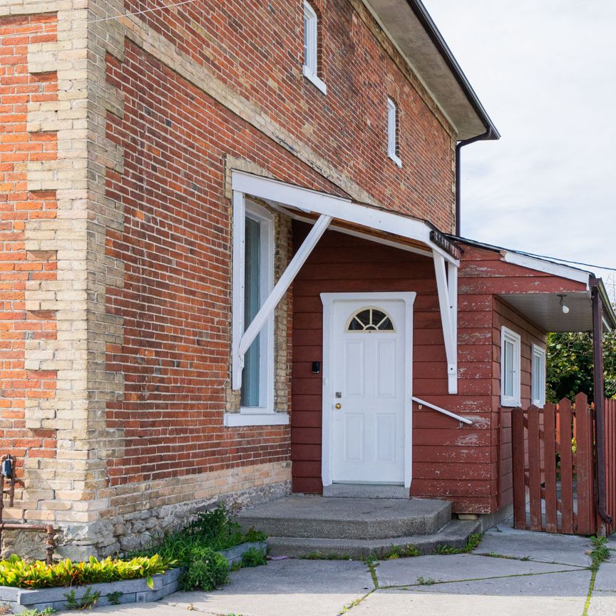 For Lease - 8 Wellington Street, Kawartha Lakes, Ontario - Photo 1
