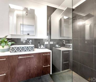 LARGE & SPACIOUS | 3 BEDROOM | CONVENIENT LOCATION - Photo 6