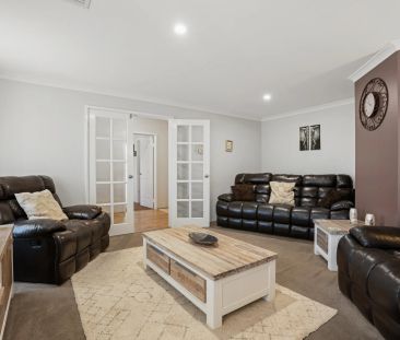 Spacious family home with pool. - Photo 5