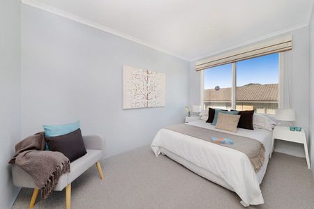 Quiet Sunny 3-Bedroom Apartment with Lock-Up Garage - Photo 3