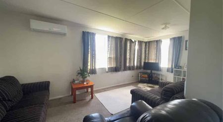 Close to schools and shops - Photo 3