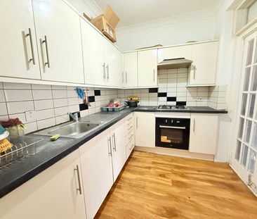 Medium size bedroom close to ilford station £750 pcm - Photo 1