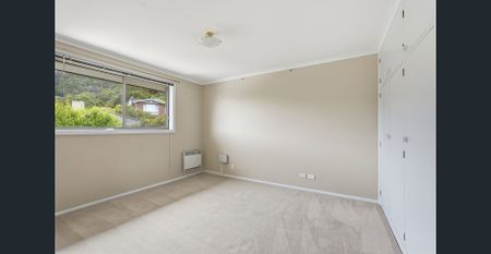 Beautiful 3-Bedroom Home with City & Water Views - Prime Sandy Bay Location - Photo 2