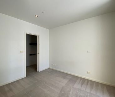 Stunning CBD Living with Spectacular Melbourne Views - Photo 2